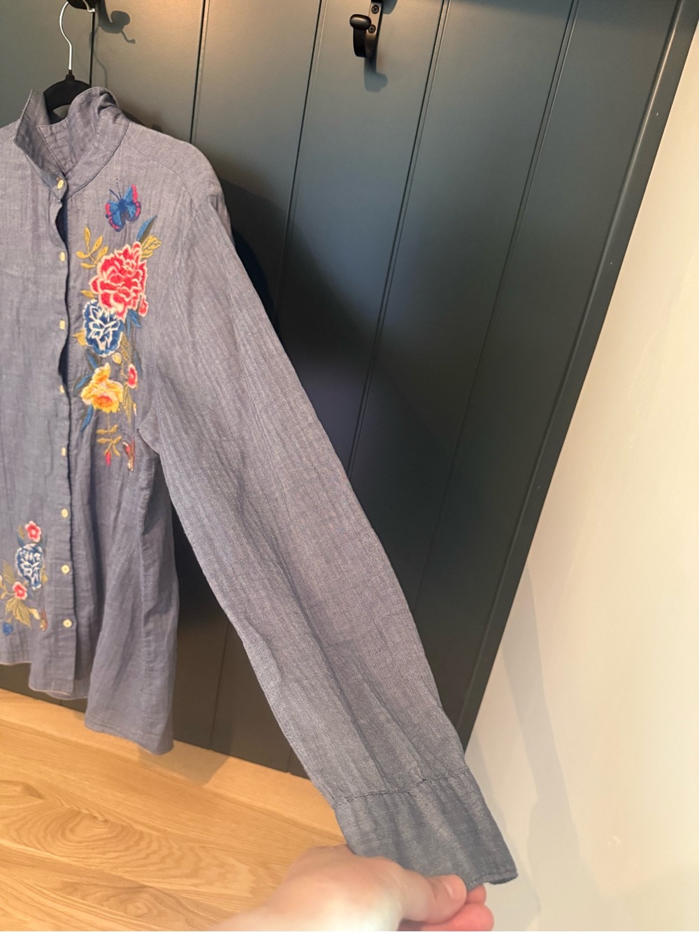 🦜Johnny Was Women’s Embroidered Floral Bird Chambray Button Up - Size L - Picture 8 of 10